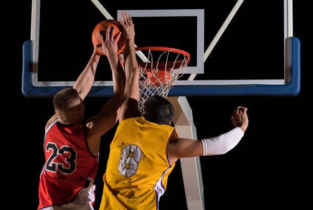 dois jogadores de basquete em ação. tiro bloqueado - rede equipamento desportivo - fotografias e filmes do acervo