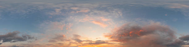 ciemnoniebieska panorama nieba o zachodzie słońca z chmurami cirrus. bezszwowy panoram hdr w sferycznym formacie równoprostokątnym. kompletny zenit do wizualizacji 3d, gry i wymiany nieba na panoramy drona powietrznego 360 - hdr zdjęcia i obrazy z banku zdjęć