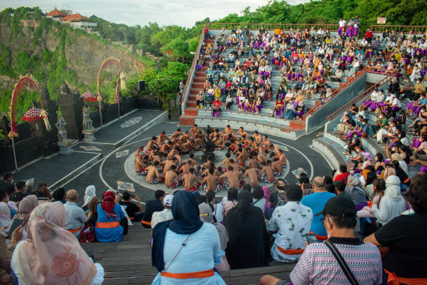 발리 울루와투에서 케카크 댄스 - art theatrical performance bali indonesia 뉴스 사진 이미지