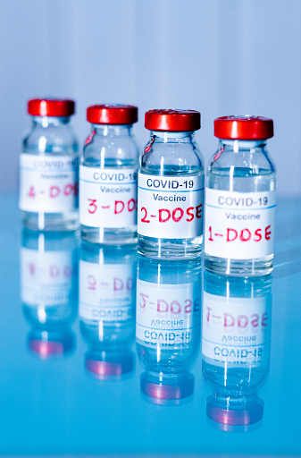múltiples dosis de vacunas contra el covid-19 o el coronavirus en la mesa para la vacunación para proteger contra las variantes mutadas del coronavirus o para detener la pandemia photo