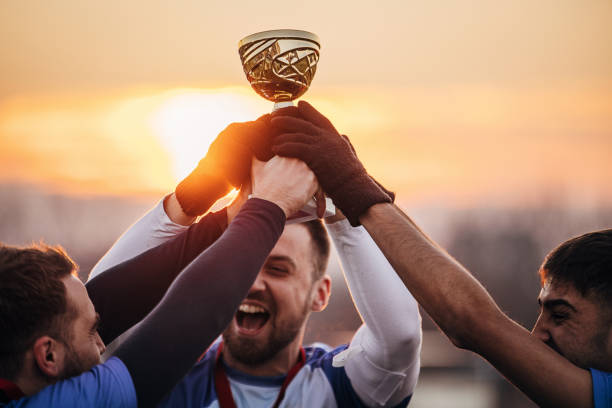 la squadra di calcio ha vinto un trofeo - sports uniform athlete competitive sport professional sport foto e immagini stock