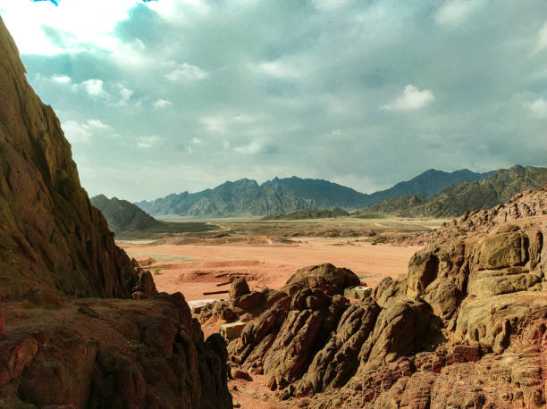 montagne e deserti in egitto, antichi edifici e monumenti. sharm el sheikh. sabbia, colline, mare. - fog desert arabia sunset foto e immagini stock