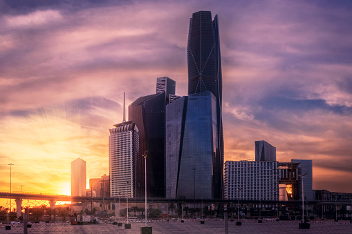 Puesta de sol sobre el distrito financiero Rey Abdullah en la capital, Riad, Arabia Saudita. Grandes edificios equipados con la última tecnología photo