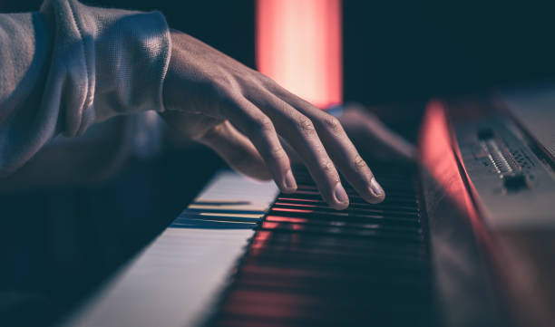 ピアノの鍵を演奏する男性の手のクローズアップ。 - piano piano key orchestra close up ストックフォトと画像