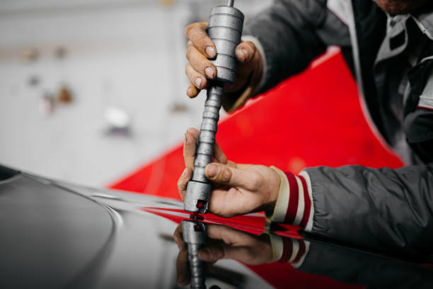 mécanicien de carrosserie démontage d’un véhicule endommagé - carrosserie photos et images de collection