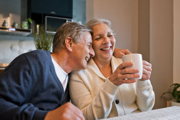 feliz pareja senior en casa - wife expressing positivity content loving fotografías e imágenes de stock