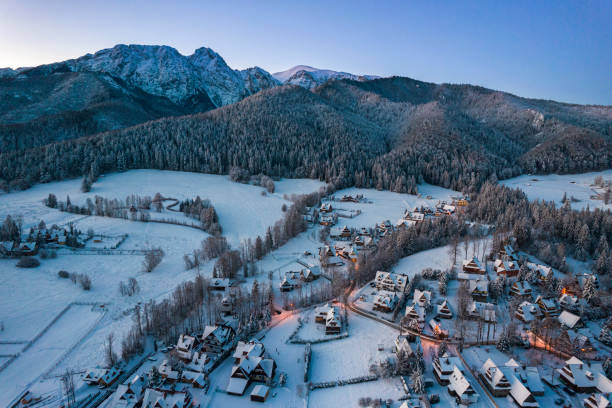 paysage urbain de zakopane en hiver avec la montagne giewont. vue drone - poland mountain tatra mountains giewont photos et images de collection