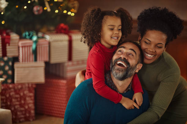 eltern und tochter in der weihnachtszeit zu hause - 3 4 months stock-fotos und bilder