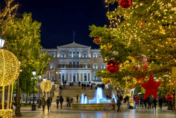 la place syntagma décorée à noël - syntagma square photos et images de collection