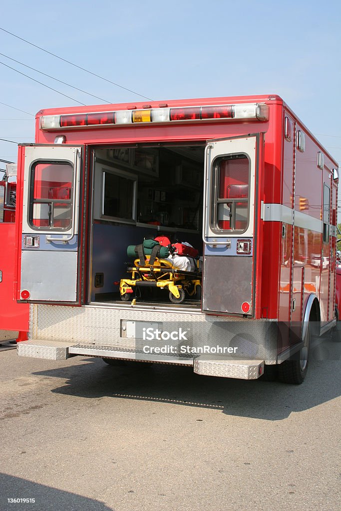 Ambulance portes ouvertes - Photo de Ambulance libre de droits