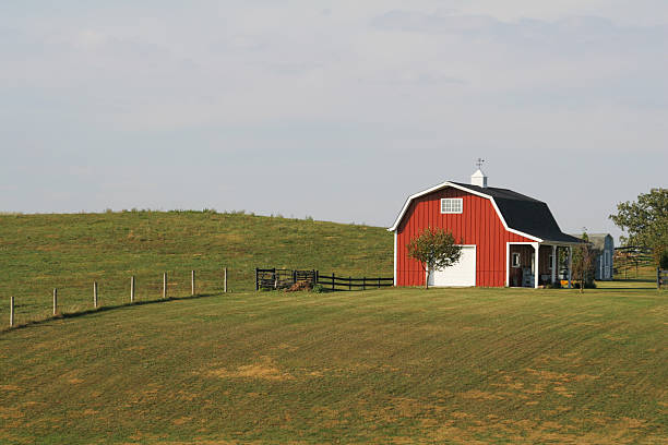 istock Barn On Hill, Ohio Farm. 136019548