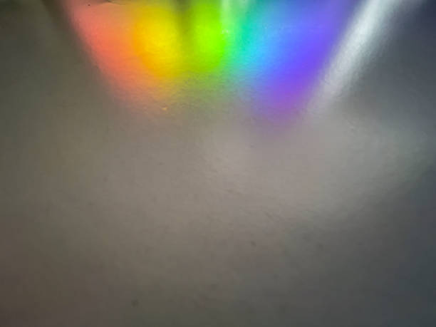 虹がきらめく白い漆塗りのテーブル。
