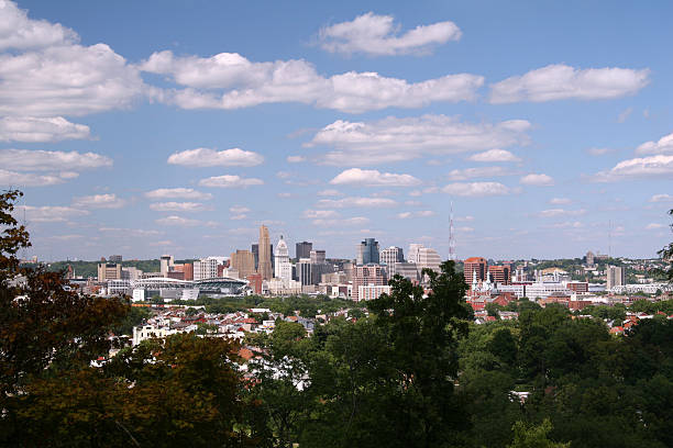 istock Cincinnati Cityscape Skyline 2 - Cincinnati, Ohio 136020335