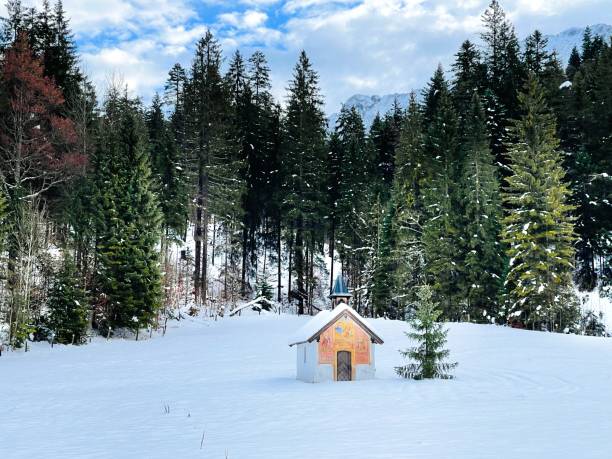 paese delle meraviglie invernale, baviera, montagne del karwendel, cappella e albero di natale - snow chapel christmas germany foto e immagini stock