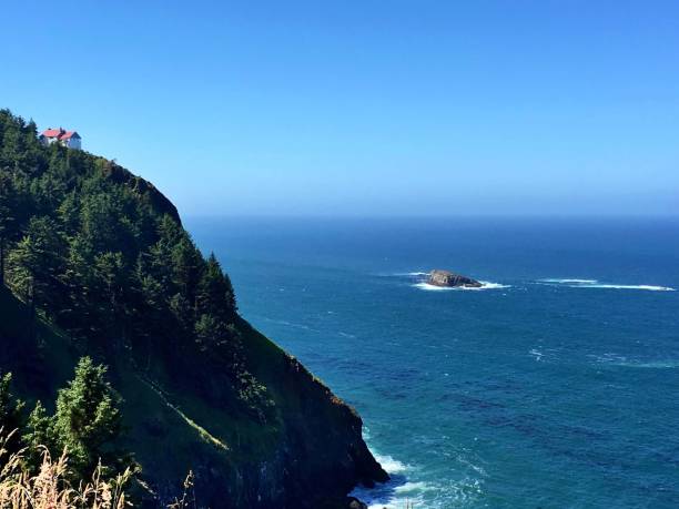 house on a hill - newport oregon imagens e fotografias de stock