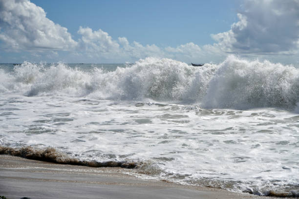 Splashing sea water with foam bubbles. Ocean waves crashing on sandy beach. Sea waves breaking on shore. Nature splash on summer day. Coastal storm and storm weather concept. olas del océano rompiendo en la playa de arena. olas del mar rompiendo en la orilla. la naturaleza salpica en el día de verano. olas de mar rompiendo en la playa. concepto de tormenta costera y clima de tormenta. salpicando agua de mar con espuma.