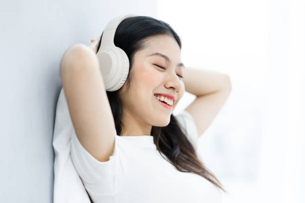 imagen de chica asiática, relájate escuchando música - filipino ethnicity audio fotografías e imágenes de stock