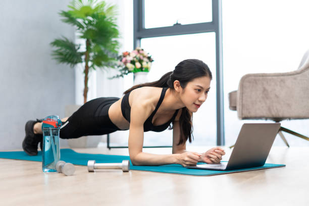 azjatycka dziewczyna ćwicząca w domu - exercising sensuality water bottle relaxation exercise zdjęcia i obrazy z banku zdjęć
