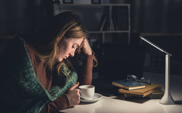 zmęczona młoda kobieta w miejscu pracy chce spać późno w nocy. - addiction internet computer working late zdjęcia i obrazy z banku zdjęć