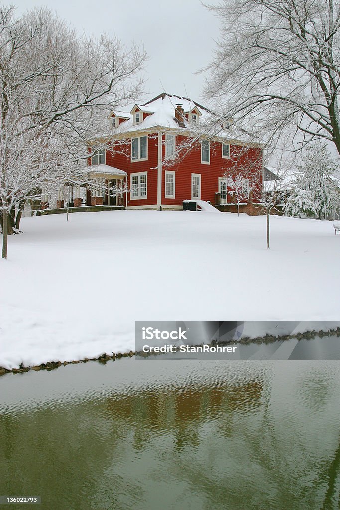 Fattoria rosso In inverno neve-stagno - Foto stock royalty-free di Acqua