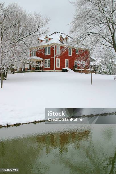 Czerwony Dom W Gospodarstwie Rolnym W Zimie Śniegpond - zdjęcia stockowe i więcej obrazów Antyczny