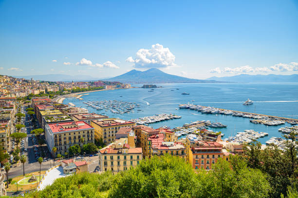 ナポリ、イタリア。2021年8月31日ヴェスヴィオ山を背景にしたポジリポの丘からナポリ湾の眺め。