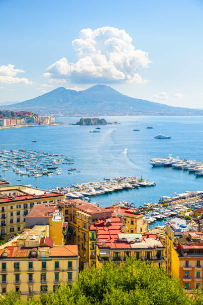 neapel, italien. 31. august 2021. blick auf den golf von neapel vom posillipo-hügel mit dem vesuv weit im hintergrund. - naples stock-fotos und bilder