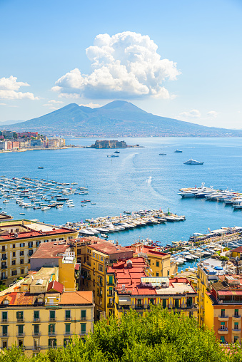Nápoles, Italia. 31 de agosto de 2021. Vista del Golfo de Nápoles desde la colina Posillipo con el Monte Vesubio al fondo. photo