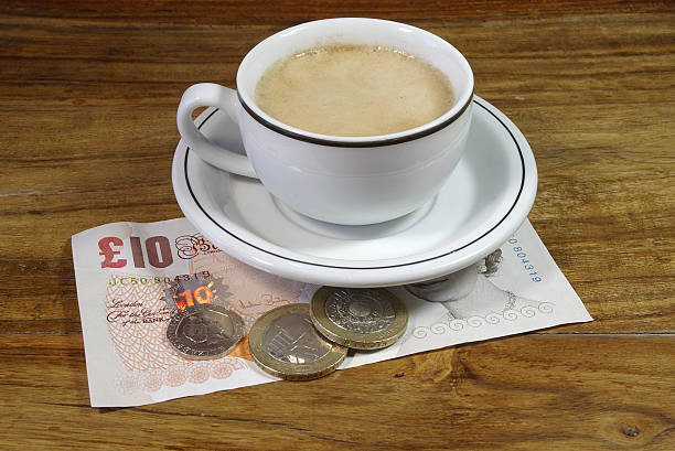 café espresso y british dinero - two pound coin fotografías e imágenes de stock