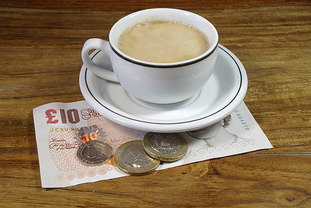 espresso e britânicos dinheiro - two pound coin - fotografias e filmes do acervo