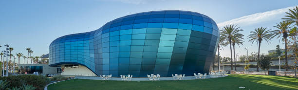 vista dell'acquario del pacifico. si trova di fronte all'acqua dal long beach convention center. - sea life centre foto e immagini stock