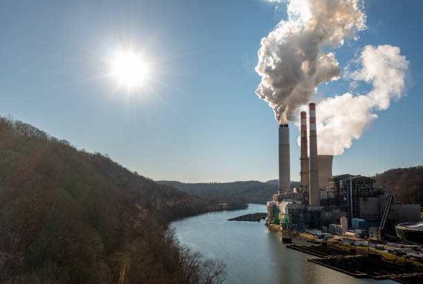 электростанция форт-мартин на берегу реки мононгахела - climate change coal power station стоковые фото и изображения