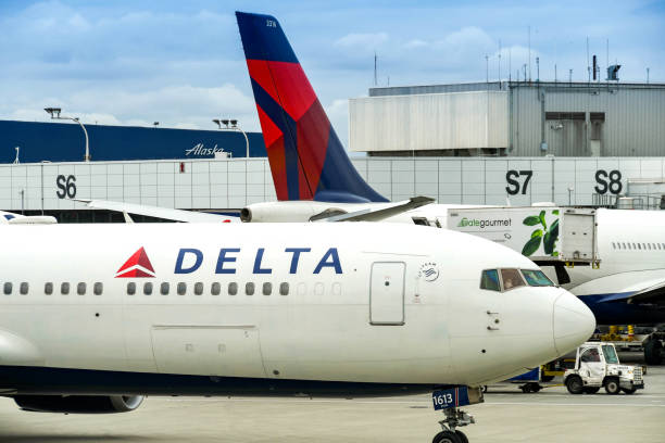 le boeing 767 de delta air lines roule depuis le terminal de l’aéroport pour décoller de seattle - delta air lines photos et images de collection