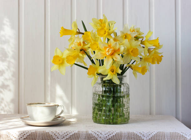 bouquet aus gelben narzissen in einer glasvase - daffodil stock-fotos und bilder