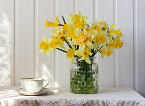 ガラスの花瓶に黄色い水仙の花束 - daffodil flower yellow vase ストックフォトと画像