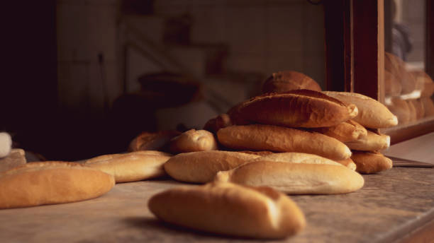 gebackenes brot im lokalen steinofen in der türkei - baguette stock-fotos und bilder