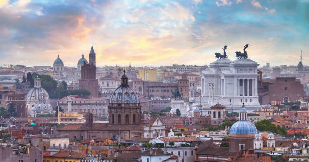 paesaggio su roma dalla terrazza del gianicolo, con la patria, la chiesa di trinità dei monti, il pantheon e il palazzo del quirinale - roma foto e immagini stock