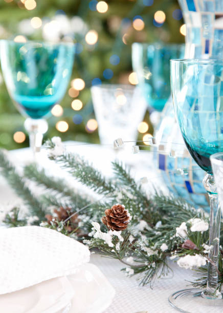 mesa de comedor de vacaciones de navidad en azul - christmas tree decorations indoors selective focus arrangement fotografías e imágenes de stock