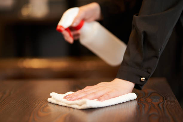 アルコールを消毒する女性店員の手 - hygiene ストックフォトと画像