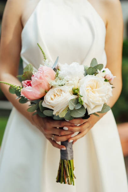 bello bouquet nupcial en manos de la novia - bouquet flower cut flowers rose fotografías e imágenes de stock