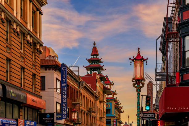 lojas tradicionais, lanternas e um pagode em são francisco chinatown ao pôr do sol - chinatown san francisco chinatown san francisco county cityscape - fotografias e filmes do acervo
