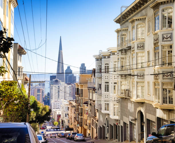 scena di strada residenziale di san francisco nob hill che guarda verso il centro - nob hill foto e immagini stock