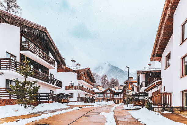 альпийская деревня с красивыми коттеджами - ski resort winter snow blizzard стоковые фото и изображения