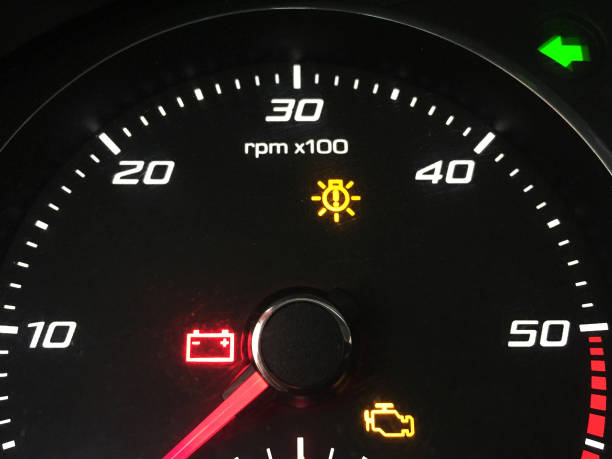 автомобильный индикатор со знаком проблемы двигателя и фары - control panel flash стоковые фото и изображения