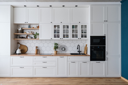 Diseño interior de cocina casera moderna en tonos blancos photo