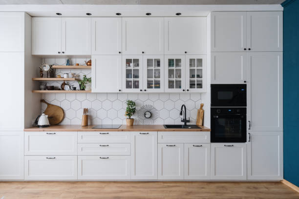 design moderno degli interni della cucina domestica nei toni del bianco - armadietto da cucina foto e immagini stock