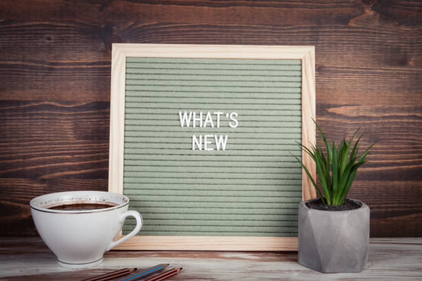 apa yang baru. konsep komunikasi, bisnis dan pengetahuan. meja kayu - kabar terbaru komunikasi potret stok, foto, & gambar bebas royalti