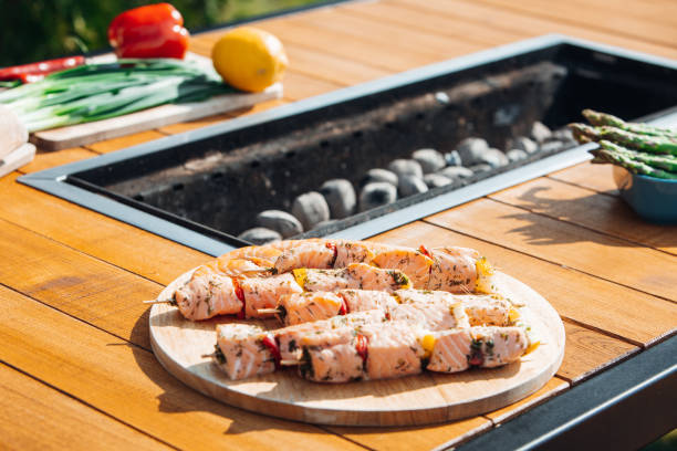 лосось на гриле за обеденным столом - plate salmon food dinner стоковые фото и изображения