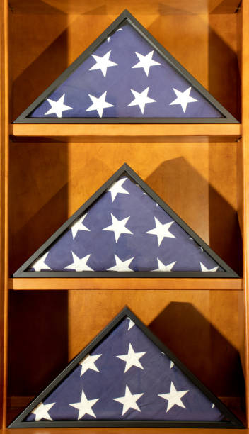trzy pokolenia flag pogrzebowych weteranów - american flag folded usa flag zdjęcia i obrazy z banku zdjęć