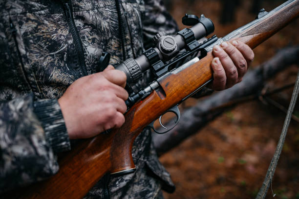 el cazador prepara el rifle - bullet belt ammunition cartridge fotografías e imágenes de stock